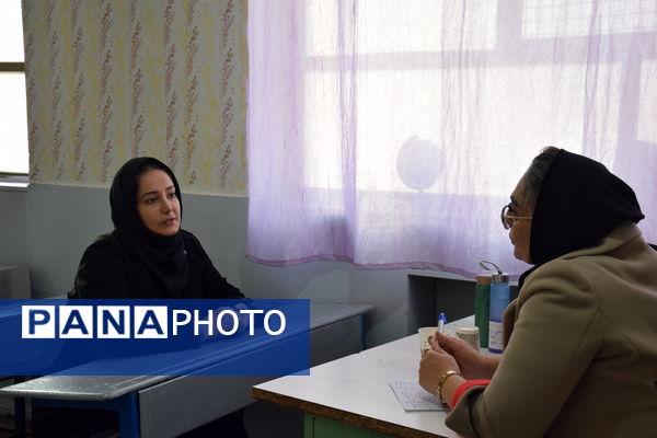 برپایی میز خدمت‌رسانی درمانی در دبیرستان شهید صدوقی با همکاری نهادهای جهادی