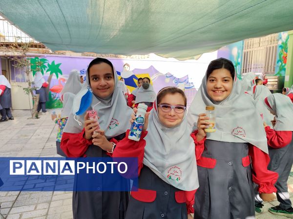 نواختن زنگ شیر در دبستان سارا شهرستان ملارد به‌مناسبت روز جهانی پوکی استخوان