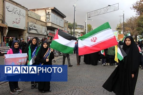 حضور دانش‌آموزان زنجانی در راهپیمایی روز ۱۳ آبان 