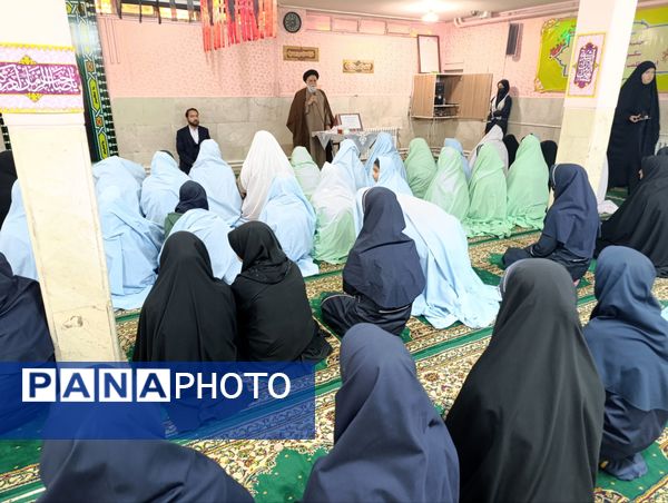 جلسه پرسش و پاسخ با امام جمعه شهرستان نیشابور در دبیرستان شاهد قدسیان 