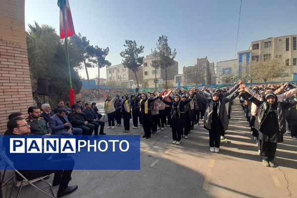 برگزاری مراسم گرامیداشت هفته بسیج در مدرسه شهید زهره‌وند قرچک