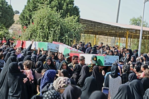 استقبال باشکوه مردم لنده از شهدای گمنام