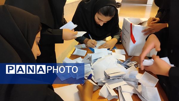 برگزاری انتخابات همیار مشاور در مدرسه نمونه دولتی ۹ دی یاسوج با شعار «همیار مشاور برتر، مدرسه برتر»