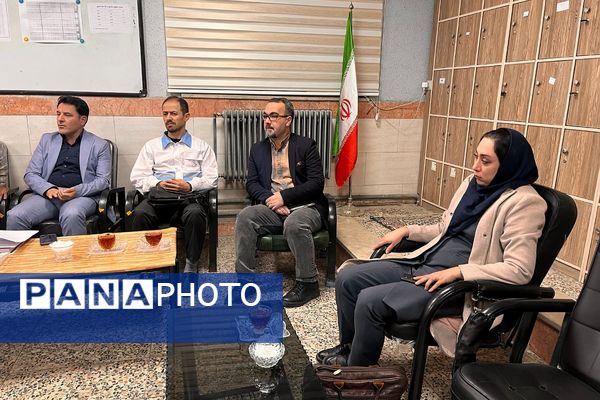 جلسه هماهنگی مانور زلزله در مدرسه شایستگان شهرستان قدس