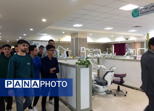بازدید دانش آموزان دبیرستان نمونه آیت‌الله خامنه‌ای از دانشکده دندانپزشکی دانشگاه فردوسی مشهد
