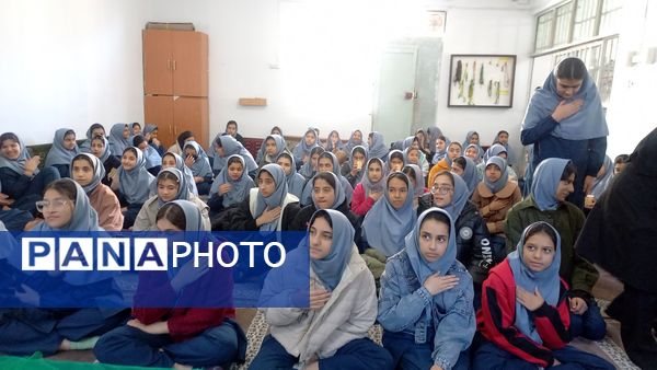 دانش‌آموزان دبیرستان حاج رحمت‌اله شیروانی در سوگ حضرت فاطمه زهرا(س)