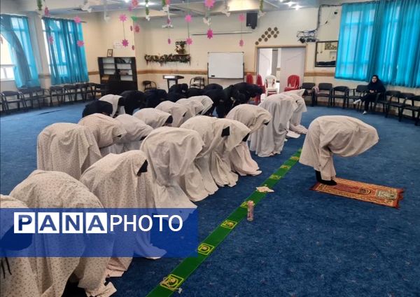 برگزاری نماز جماعت دبیرستان شهید تیمسار فلاحی ناحیه یک کرج