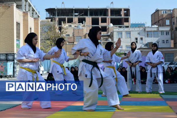 از حرکات رزمی دانش‌آموزان تا طناب‌کشی معلمان، المپیاد ورزشی مدرسه حکمت بهارستان‌دو