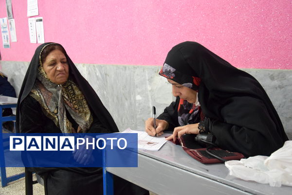 برپایی میز خدمت‌رسانی درمانی در دبیرستان شهید صدوقی با همکاری نهادهای جهادی