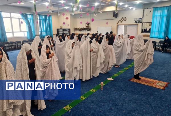 برگزاری نماز جماعت دبیرستان شهید تیمسار فلاحی ناحیه یک کرج