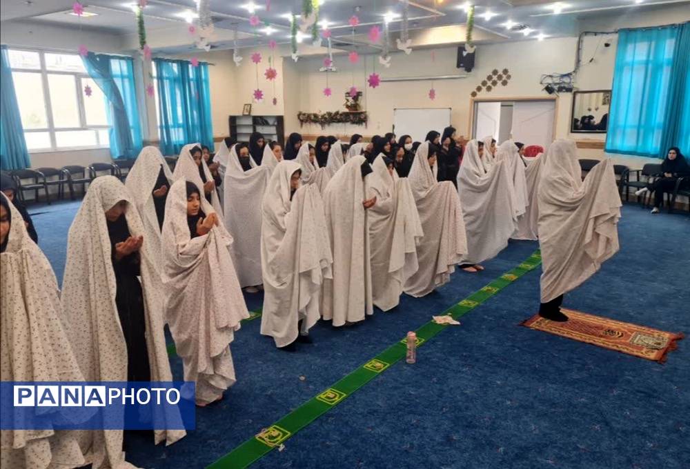 برگزاری نماز جماعت دبیرستان شهید تیمسار فلاحی ناحیه یک کرج