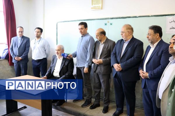زنگ سپاس معلم در هنرستان احمدی روشن منطقه ۱۴ تهران با حضور وزیر نیرو نواخته شد