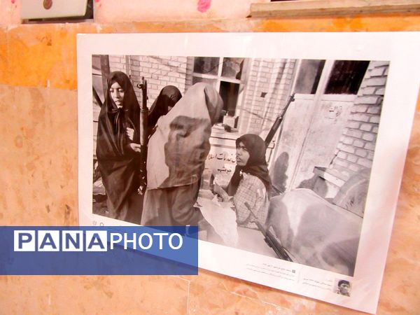 برپایی نمایشگاهی از شهدا در دبیرستان هیأت‌امنایی حضرت معصومه (س) ناحیه 4 کرج