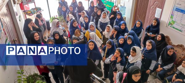 بازدید دانش‌آموزان مدرسه شهید خاقانی از گلخانه پیشه‌وران شیروان
