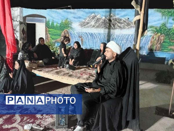 مراسم عزاداری ماه صفر در روستای نقاب در هنگام قطع برق
