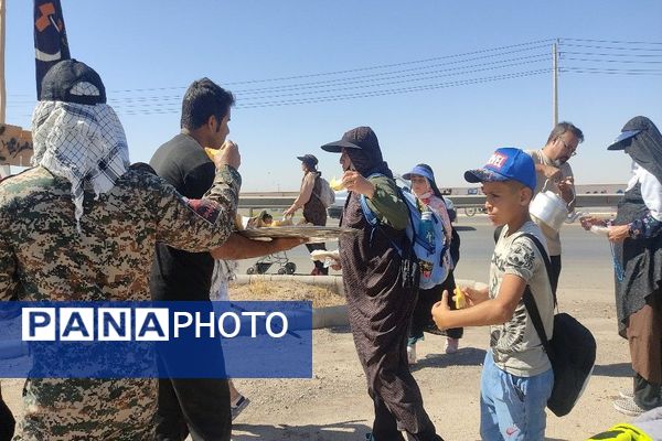 قدم به قدم به سوی نور کاروان پیاده روی از فیروزه به سمت مشهد مقدس