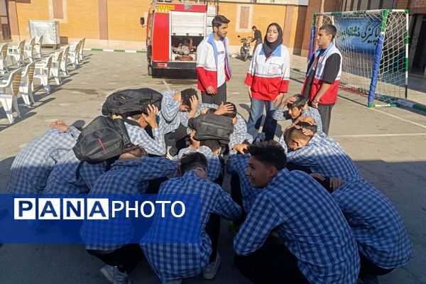 مراسم پدافند غیرعامل در دبیرستان بشارت بهارستاندو