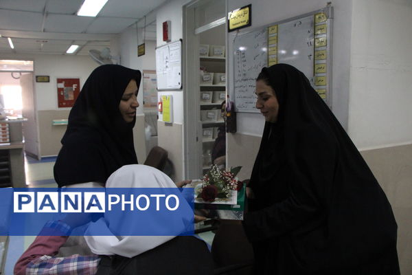 تقدیر دانشآموزان دبستان دخترانه صادقیان یزد از مادر پرستار