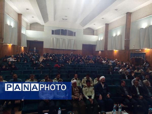 همایش فضای مجازی ظرفیت ها و آسیب ها در سالن سرو کاشمر با حضور مسئولین شهرستان