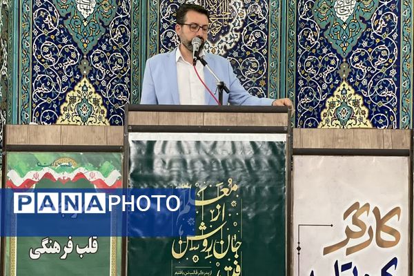 فرهنگیان شهرستان ملارد با حضور خود در نمازجمعه این هفته یاد شهید رجایی را گرامی داشتند 