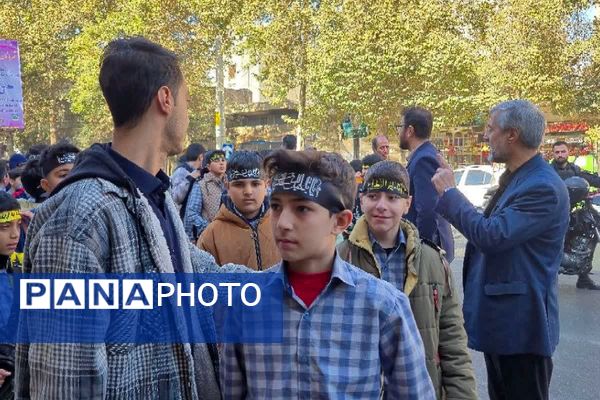 نوجوانان فاطمی از دبیرستان تا مسجد جامع