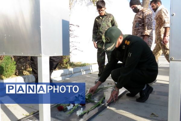 احترام به مقام شهدا با حضور فرماندهان و بسیجیان در گلزار بی‌بی سکینه(س) شهرستان ملارد