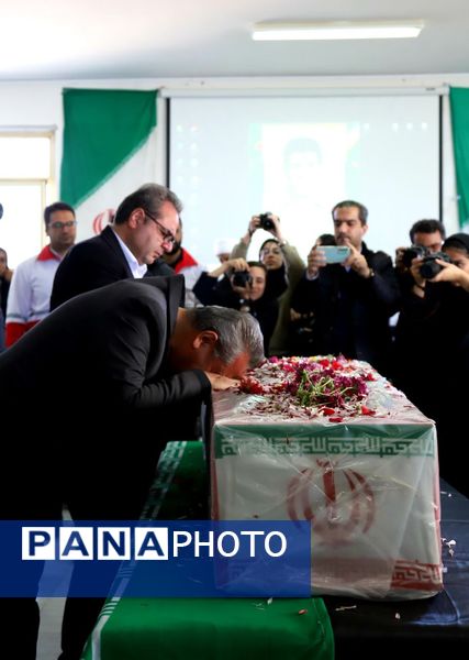 میزبانی هنرجویان هنرستان دکتر حسابی شهر محلات از پیکر شهید گمنام دفاع مقدس 