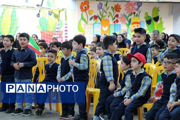 جشن شکوفه‌ها در دبستان منوچهر رزاقی ناحیه۳ مشهد