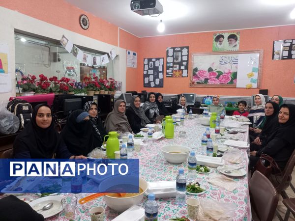 برگزاری ضیافت افطاری در دبیرستان شاهد معرفت ناحیه پنج 