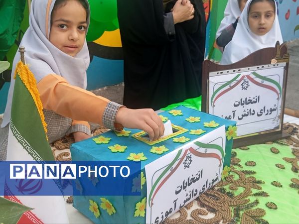 انتخابات شورای دانش آموزی در دبستان دخترانه نرجس یک 