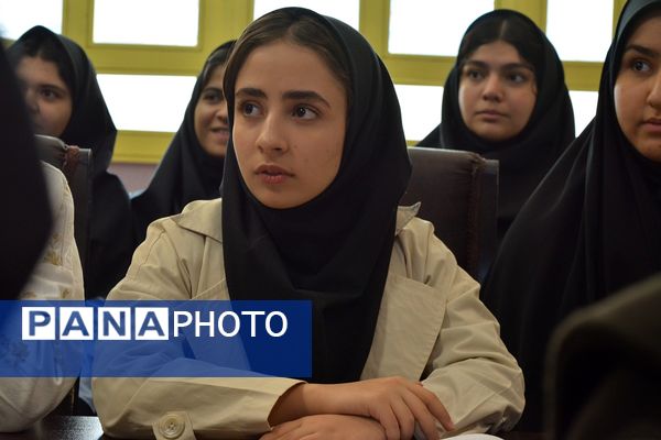 برای اولین‌بار؛ برگزاری کافه ۵۷ در دبیرستان‌ نمونه دولتی ولایت بهارستان‌دو