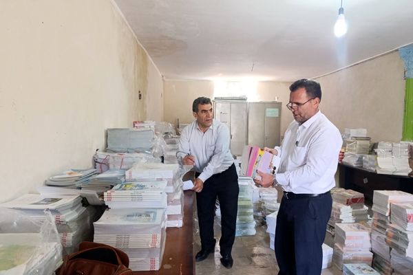 آغاز توزیع کتب درسی در منطقه پاپی؛ دانش‌آموزان آماده ورود به سال تحصیلی جدید