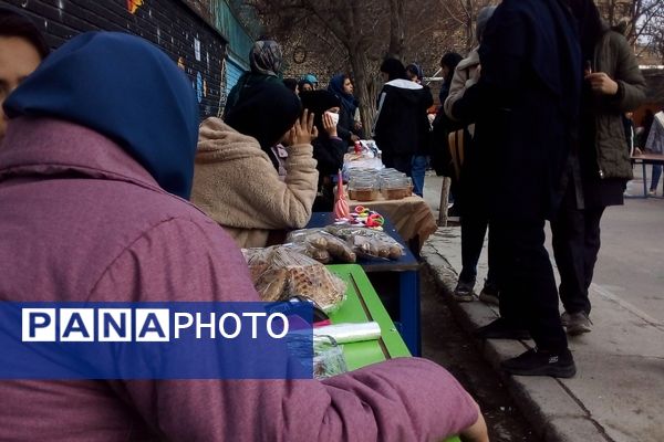 بازارچه دانش‌آموزی کسب در آمد در دبیرستان میثاق منطقه تبادکان مشهد