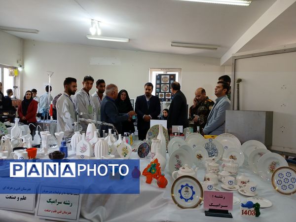 برگزاری نمایشگاه ایده‌های تحول آفرین در دبیرستان الگونه ناحیه ۳ شیراز