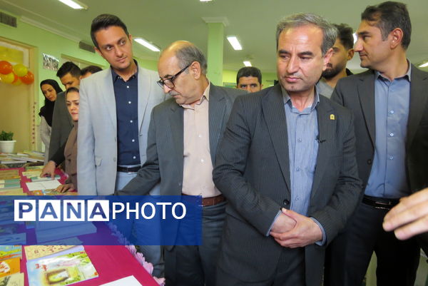 افتتاح نمایشگاه کتاب به‌مناسبت هفته کتاب و کتاب‌خوانی 