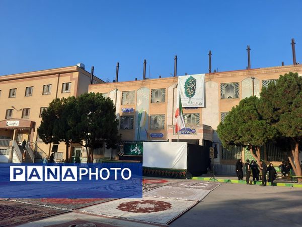 زائران پیاده شهرستان فردوس در دبیرستان شاهد مهدی حکمت