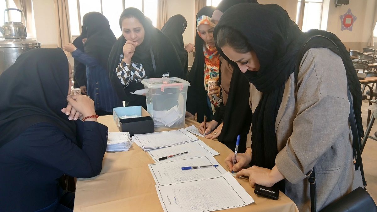 برگزاری انتخابات انجمن اولیا و مربیان دبیرستان فاطمیه ناحیه یک کرج
