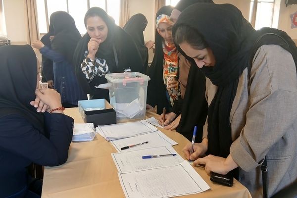 برگزاری انتخابات انجمن اولیا و مربیان دبیرستان فاطمیه ناحیه یک کرج