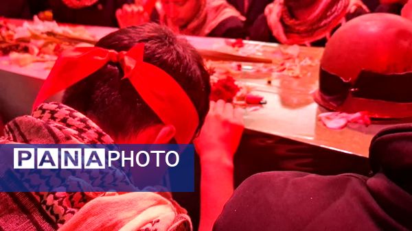 استقبال دانش‌آموزان دبیرستان هفده شهریور از پیکر مطهر شهید گمنام