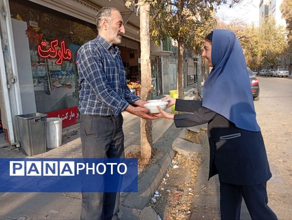 طنین همدلی در دهه فاطمیه، توزیع آش نذری در میان دانش‌آموزان دبیرستان دکتر جواد حداد ۲