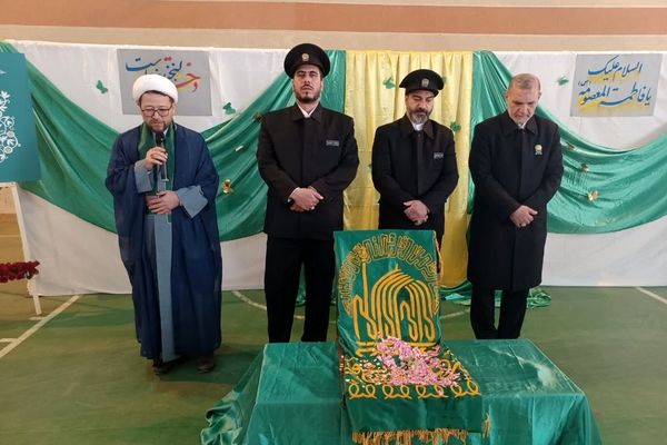 استقبال عاشقانه دانش‌آموزان بیرجندی از خادمان حرم امام رضا(ع)
