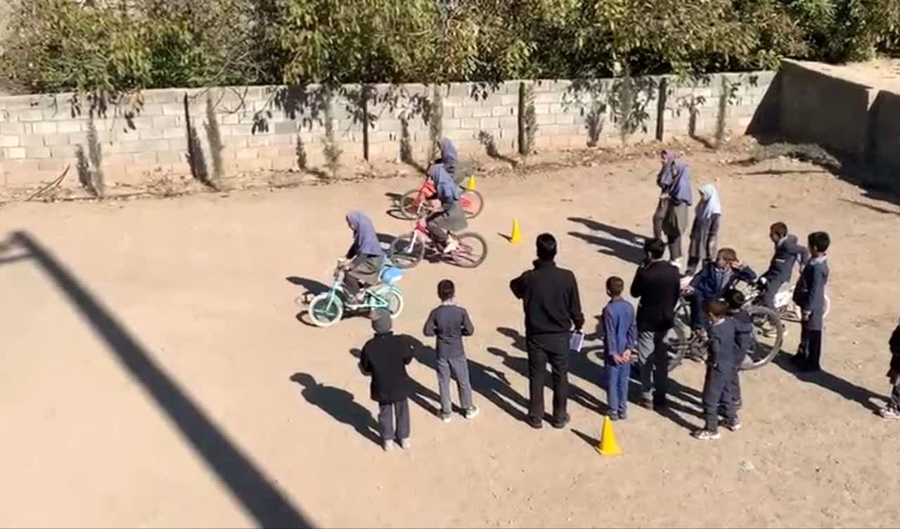 خیّرین نیک اندیش برای آوردن لبخند بر لبان دانش‌آموزان روستای کم برخوردار بابا فرجی دست به دست هم دادند