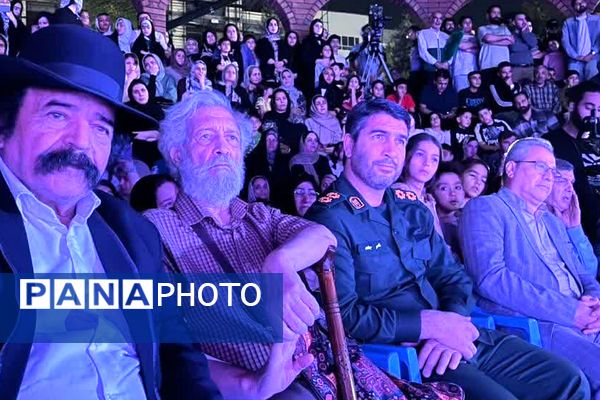 اجرای پایانی تئاتر هزار‌ و یک شب، گریزی به خاطرات جنگ دفاع مقدس، در پارک شهروند صباشهر