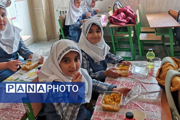 خانه کودک در مدرسه؛ تجربه‌ای نو برای دانش‌آموزان ورامینی 