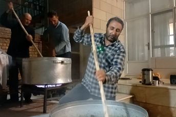 طبخ غذای نذری در روستای مارکده