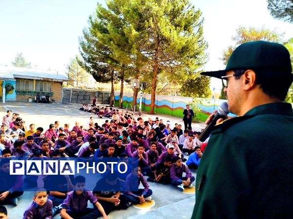 روایتی از دفاع مقدس در دل دبیرستان میثاق کاشمر