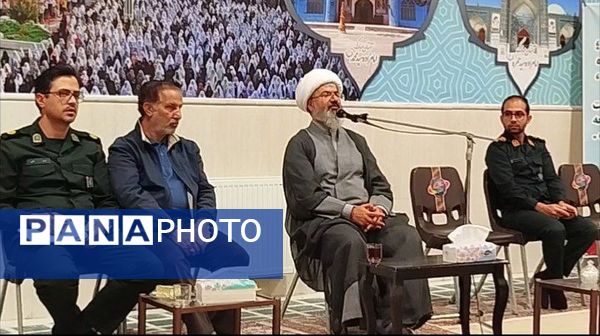 دیدار فرماندهان بسیج دانش آموزی مدارس کاشمر با امام‌ جمعه شهرستان