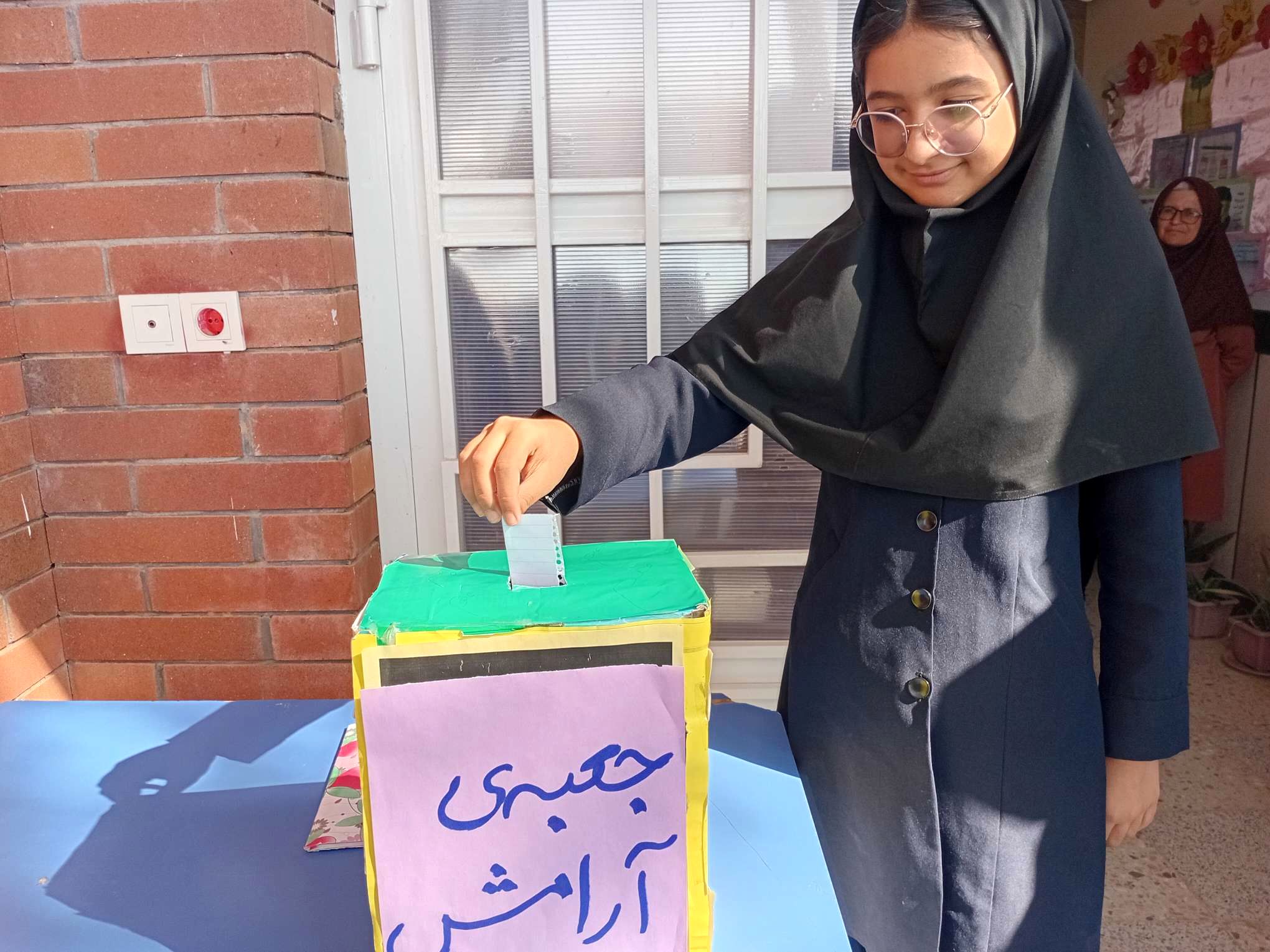 ساخت و راه‌اندازی بازی جعبه آرامش در مدرسه مادرمهربان خلیل آباد
