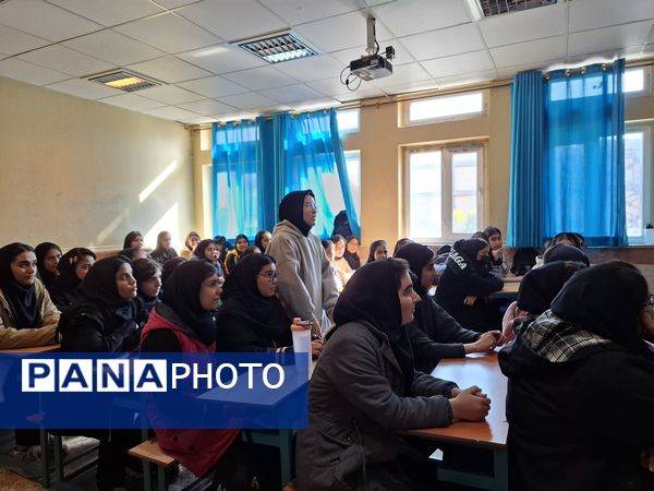 نشست دانش‌آموزی در راستای کیفیت‌بخشی به آموزش در دبیرستان دخترانه نبوت صفادشت