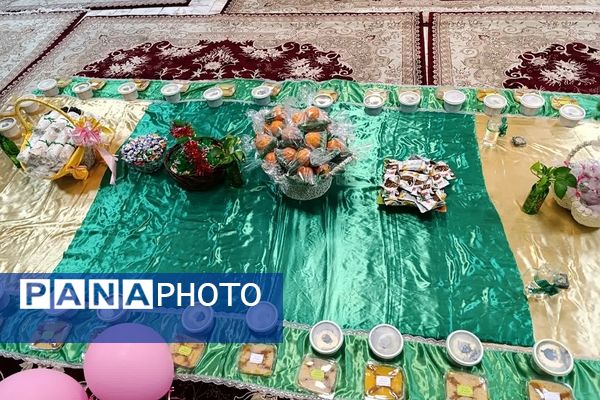 حضور دانش‌آموزان دبستان راهیان نور ناحیه دو شهرری بر سر سفره حضرت رقیه (س)